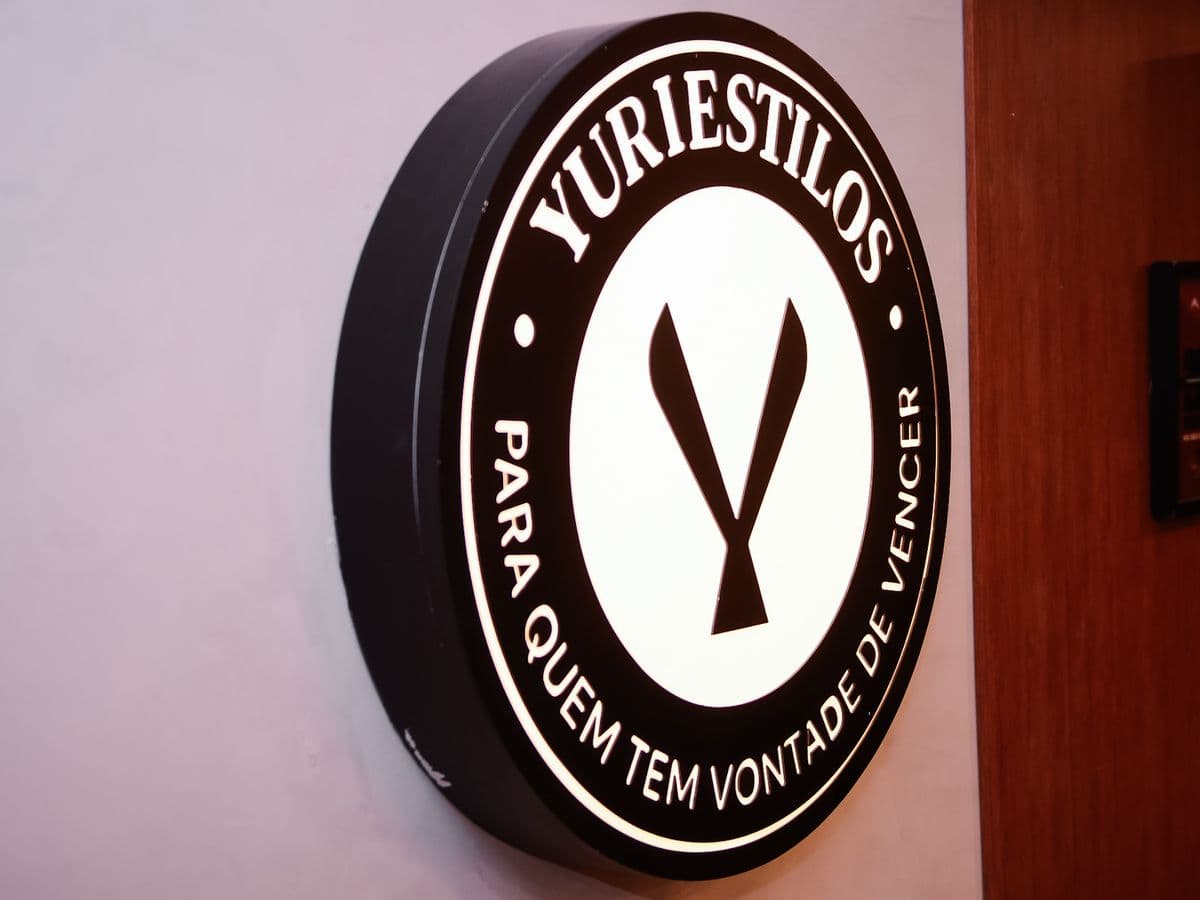 Placa luminosa da Yuri Estilos Barbearia: Para quem tem vontade de vencer